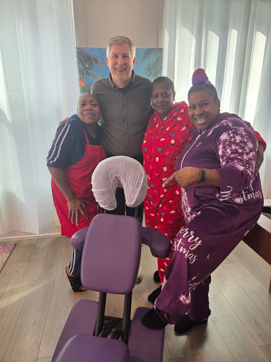 ladies-event-carolinas ladies standing with Ricky at massage chair